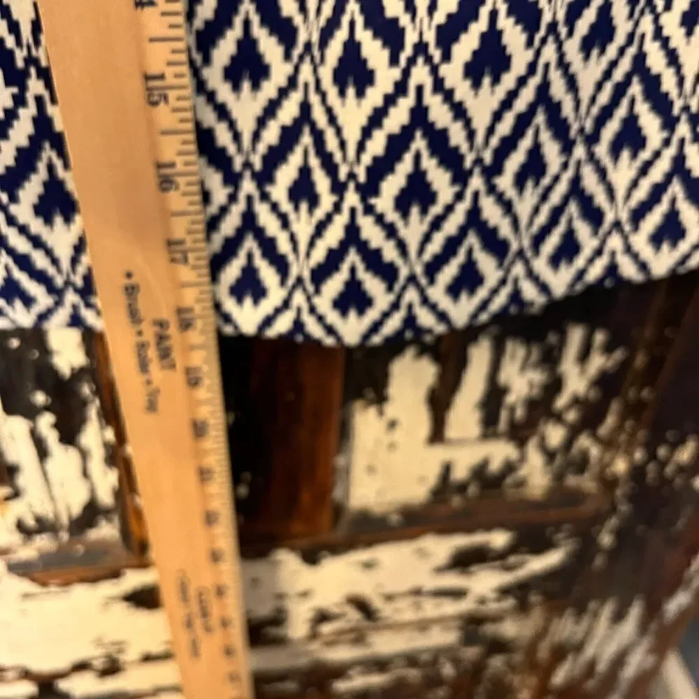 Beautiful J.Crew geometric back zipper skirt. Fully lined. Women’s size 0